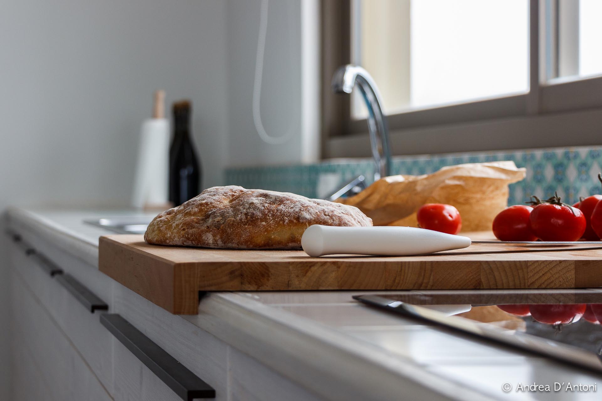 cucina in legno bianco e ceramica