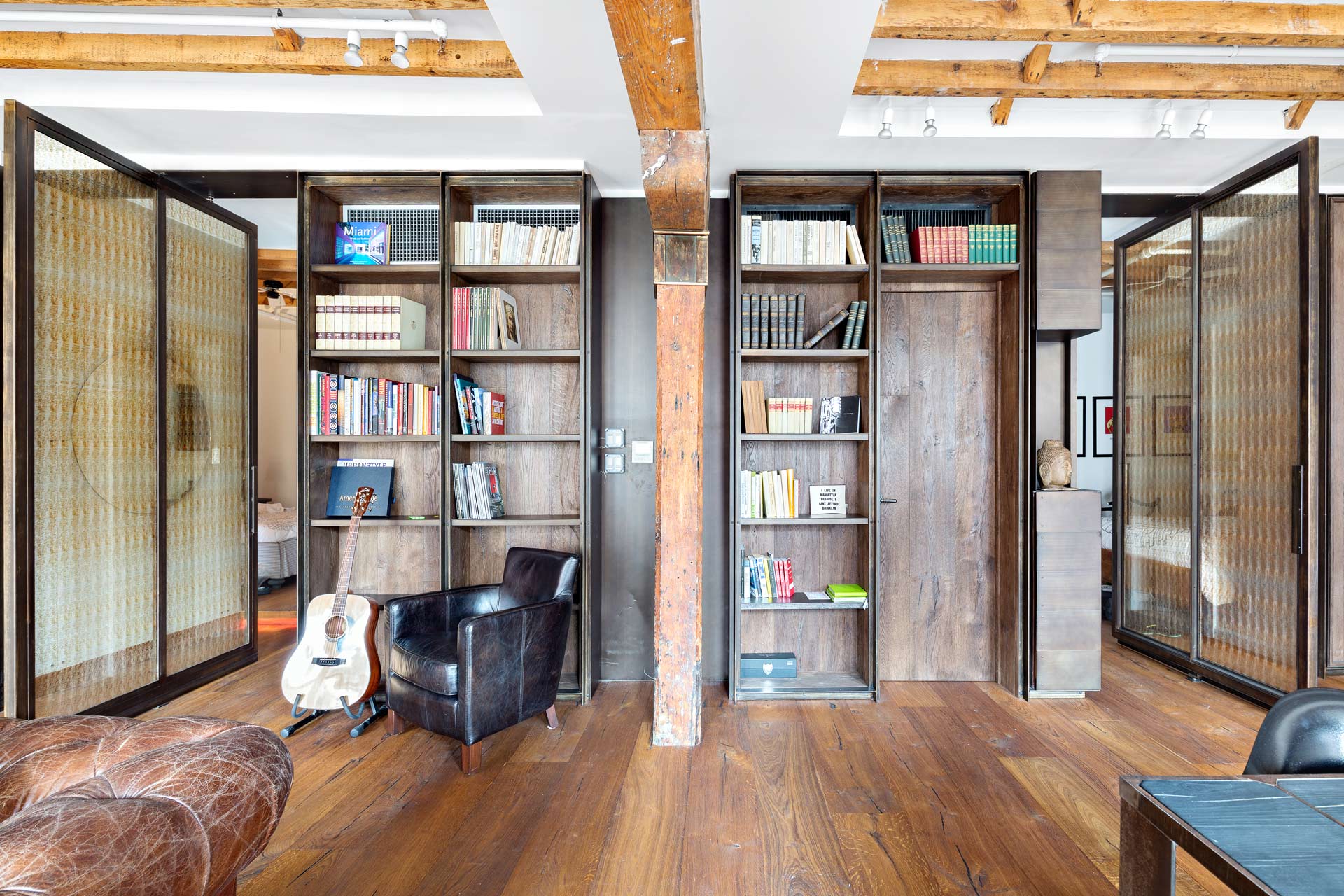 Industrial design. Libreria in legno con porte a bilico integrate.