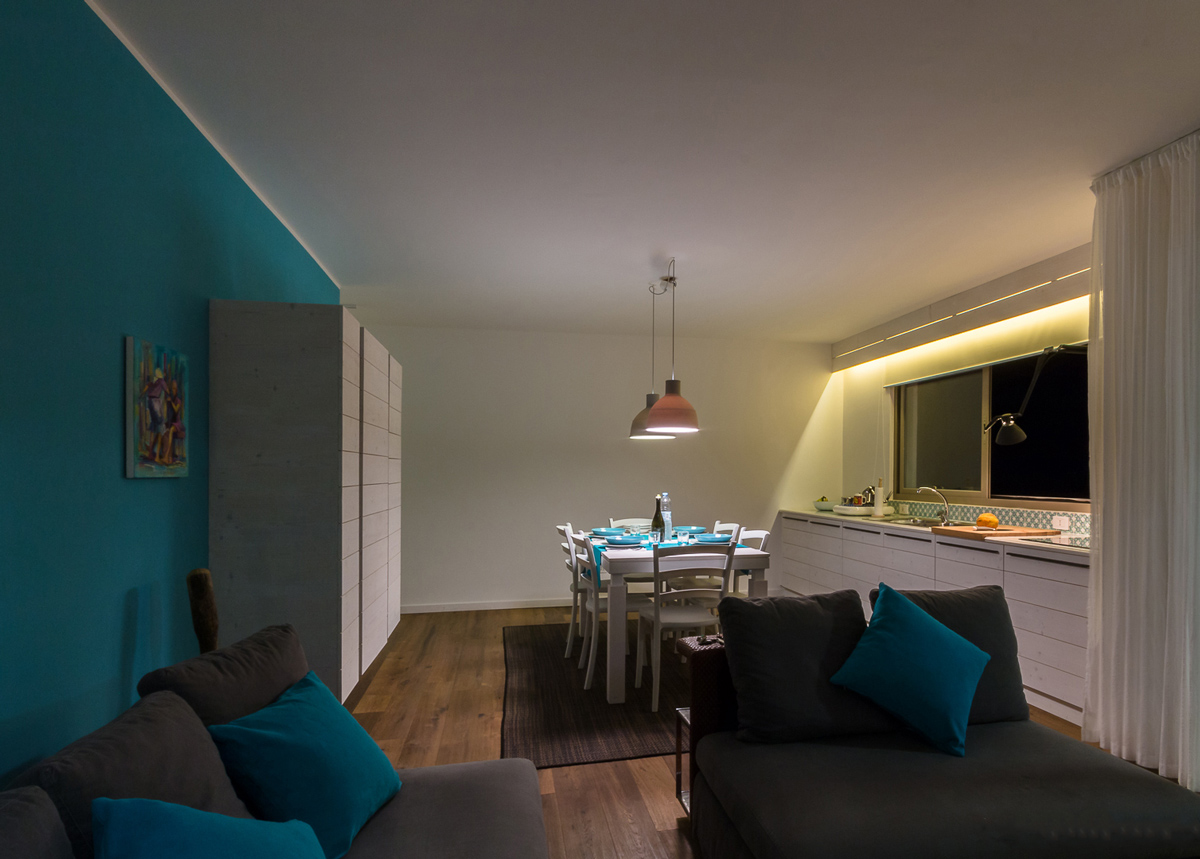 cucina open space con vista sull'oceano e pavimento in legno di rovere