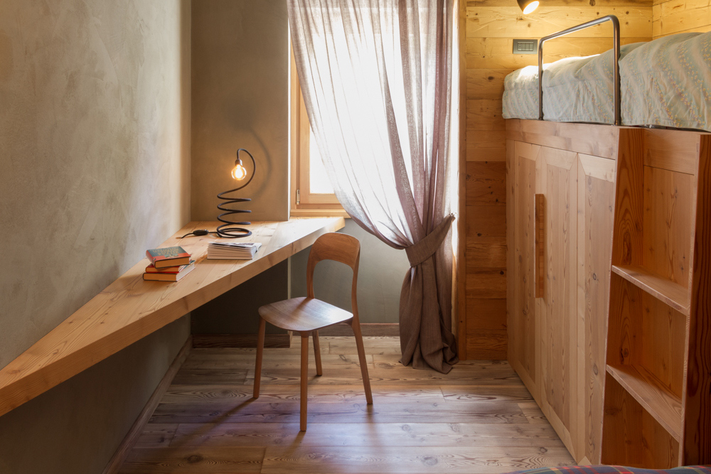 Camera da letto in legno di Larice. letto a castello