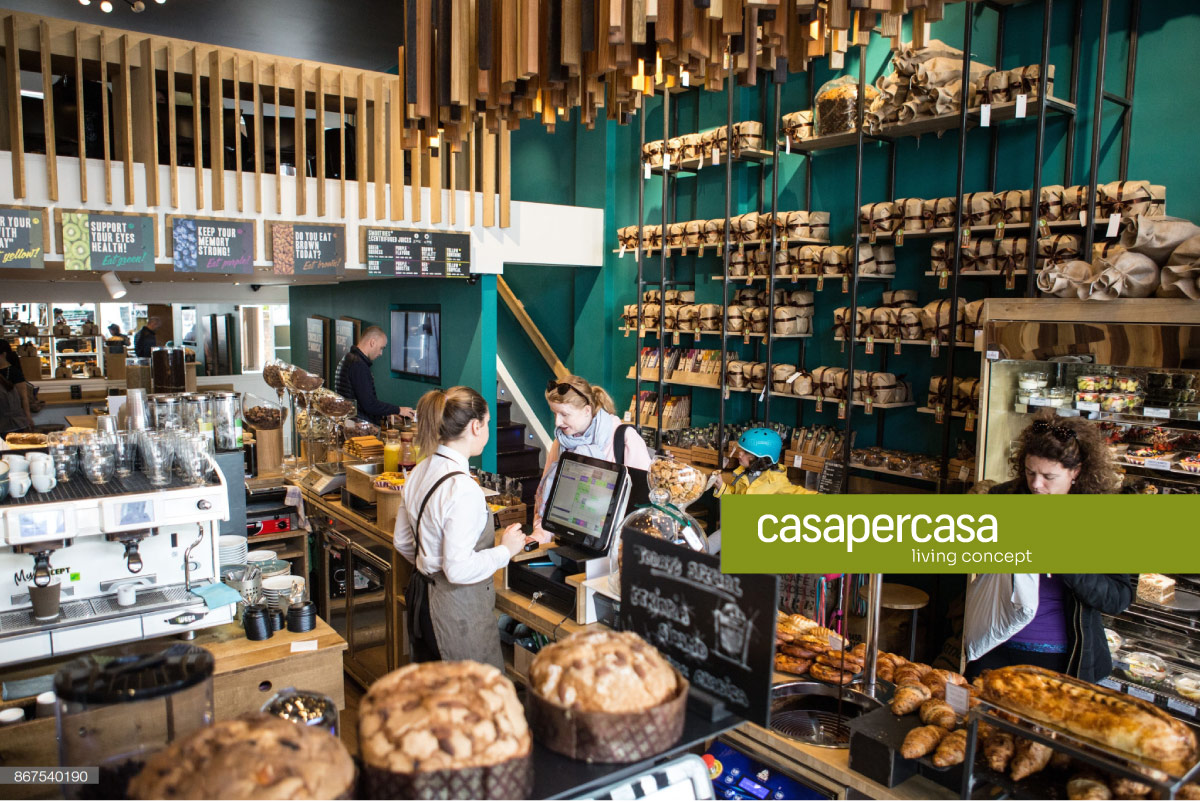 caffetteria a Londra con esposizione e vendita di cibi artigianali.
piani in Marmo Carrara e legno
