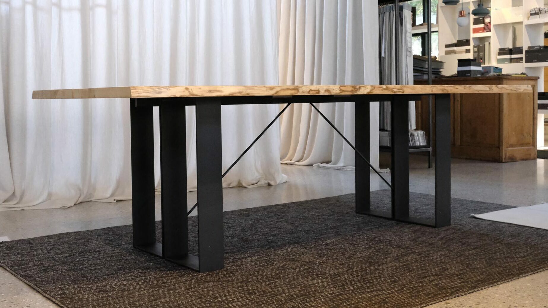 Tavolo in legno e metallo naturale